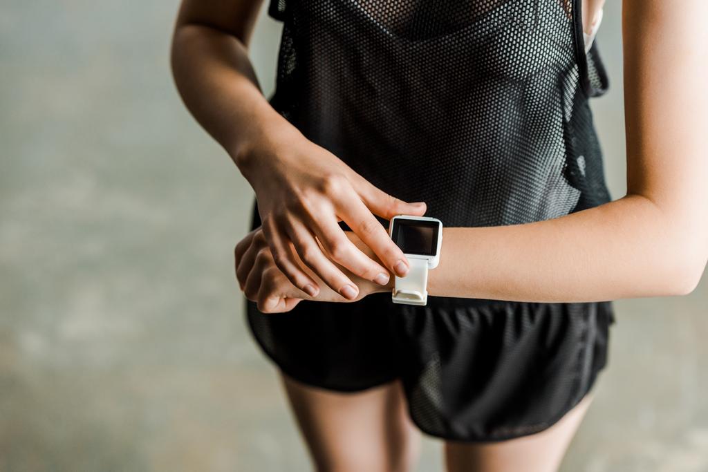 boş ekran vasıl jimnastik salonu ile spor smartwatch ayarlama sporcumuz kısmi görünümünü - Fotoğraf, Görsel