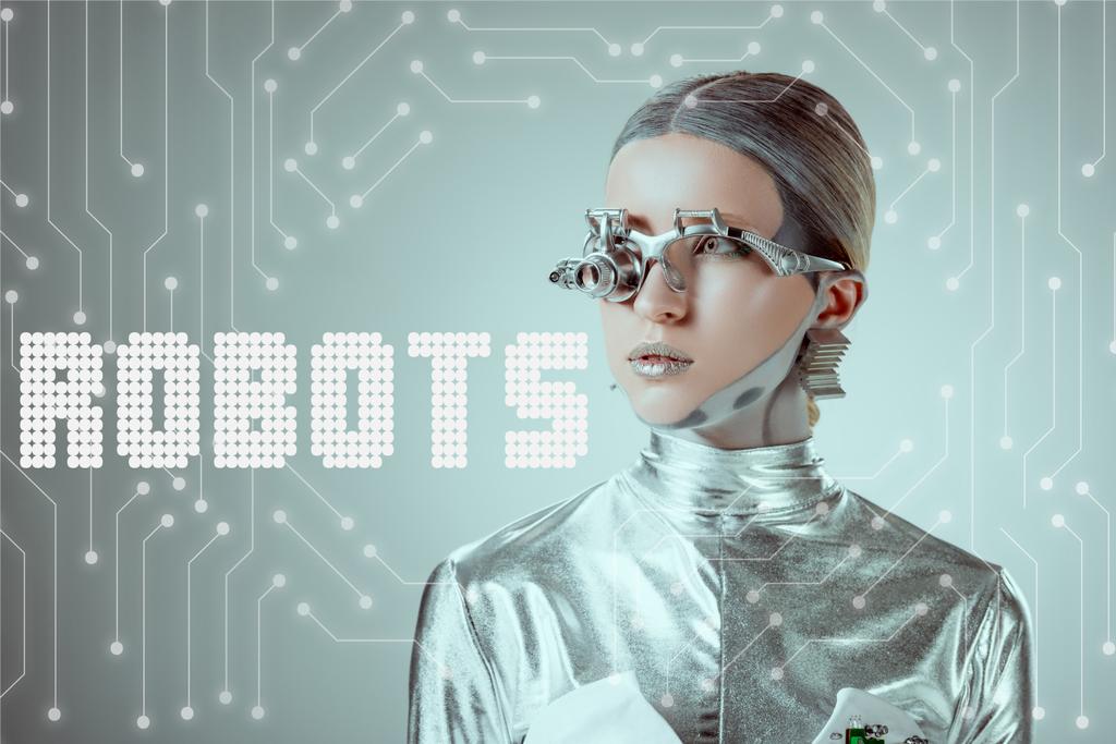 futurista cyborg prata olhando para longe isolado em cinza com "robôs" lettering e dados digitais
 - Foto, Imagem