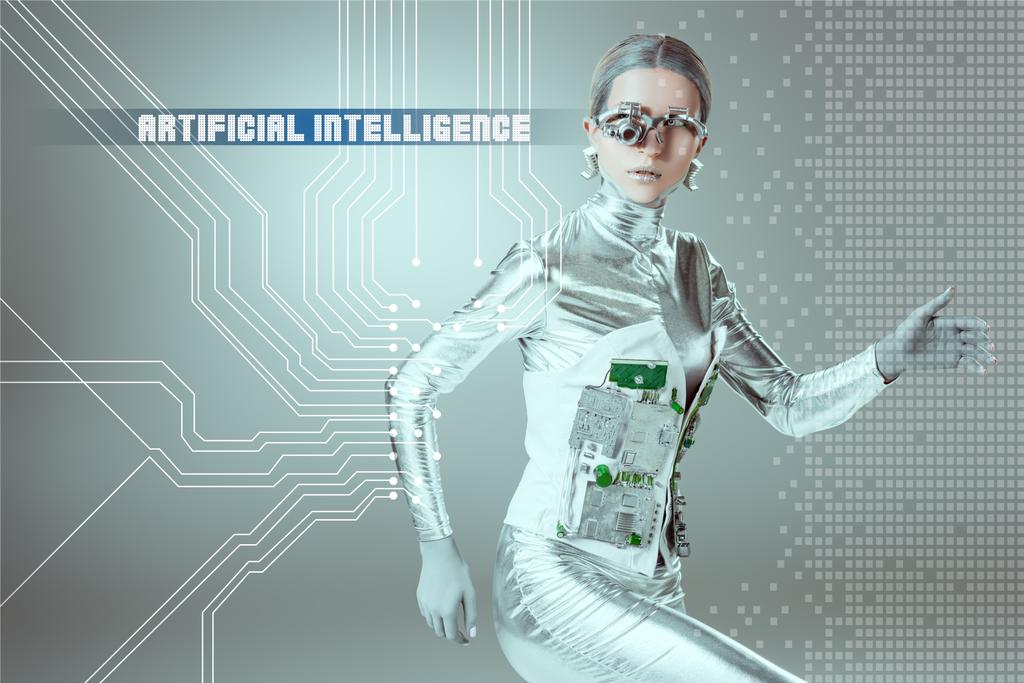cyborg plateado caminando y mirando a la cámara en gris con letras de "inteligencia artificial" y datos digitales
 - Foto, imagen