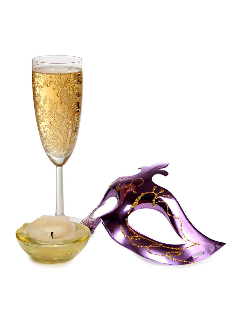 Gläser mit Champagner und Karnevalsmaske auf weißem Hintergrund - Foto, Bild