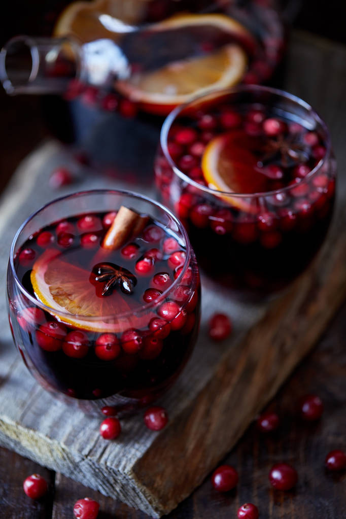 μεγάλη γωνία προβολής σπιτικό mulled κρασί με cranberries στο τραπέζι στην κουζίνα - Φωτογραφία, εικόνα