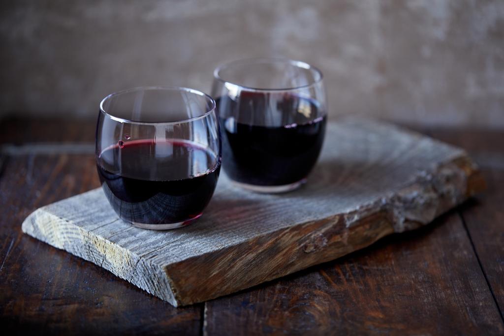 Deux verres de vin rouge savoureux à bord dans la cuisine
 - Photo, image
