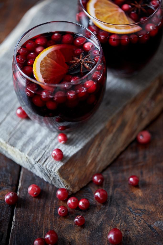 Mutfak ahşap stand cranberries ile ev yapımı mulled şarap gözlük yüksek açılı görünüş - Fotoğraf, Görsel