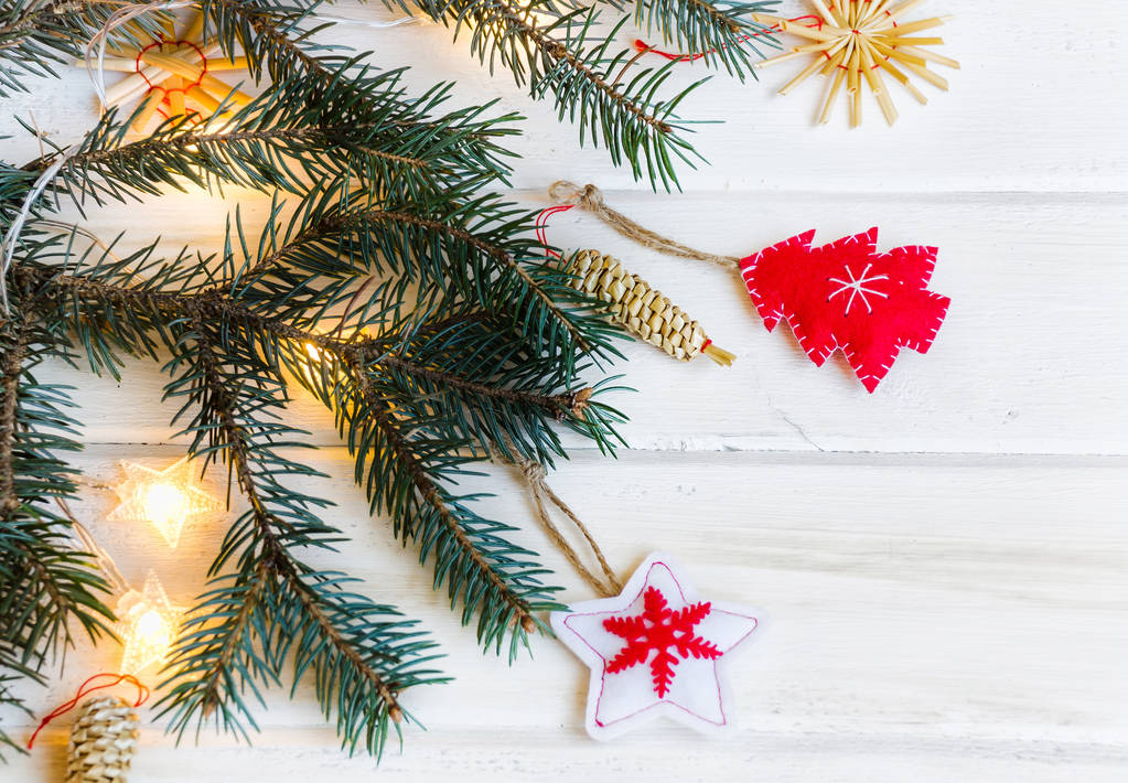 Rami di abete di Natale su sfondo di legno rustico bianco con spazio di copia per testo. Vacanze
. - Foto, immagini