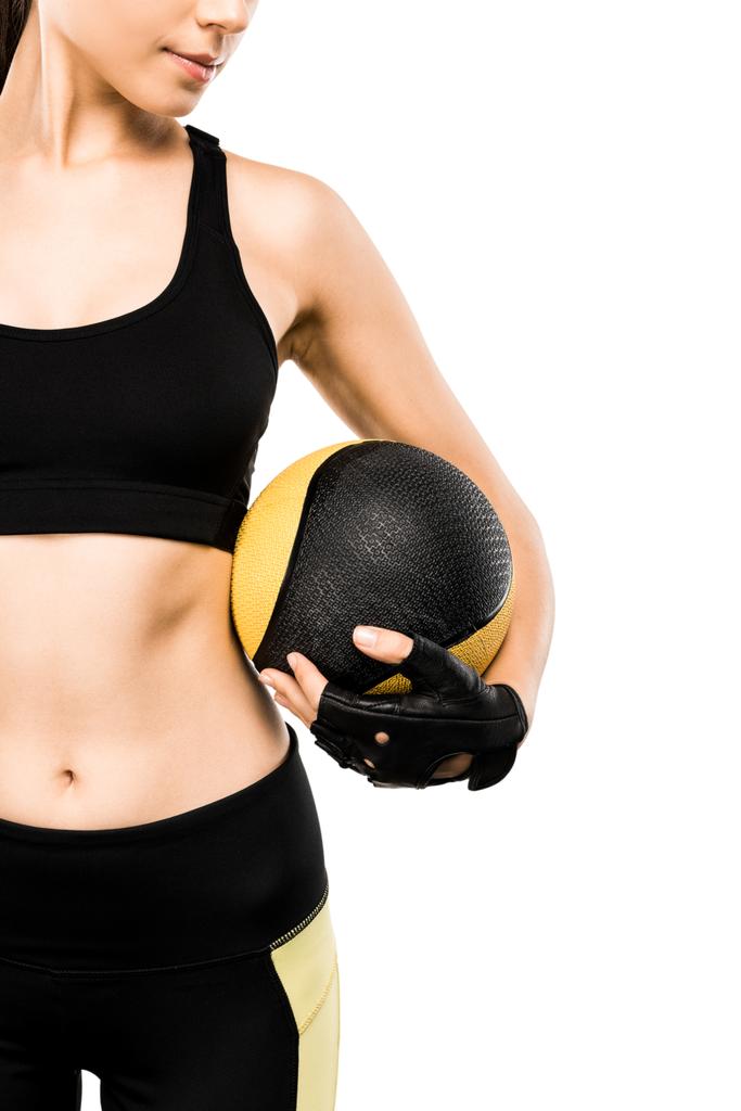 vista cortada de bela esportista segurando bola medicina isolada no branco
 - Foto, Imagem