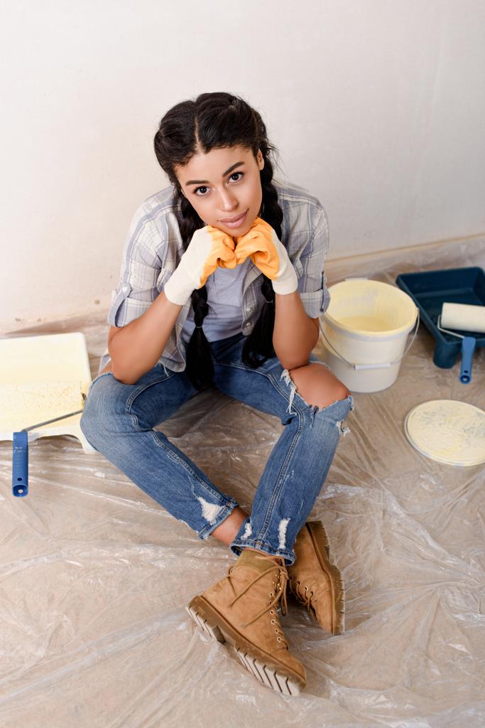家の改築時に床に座って美しい若い女性のハイアングル - 写真・画像