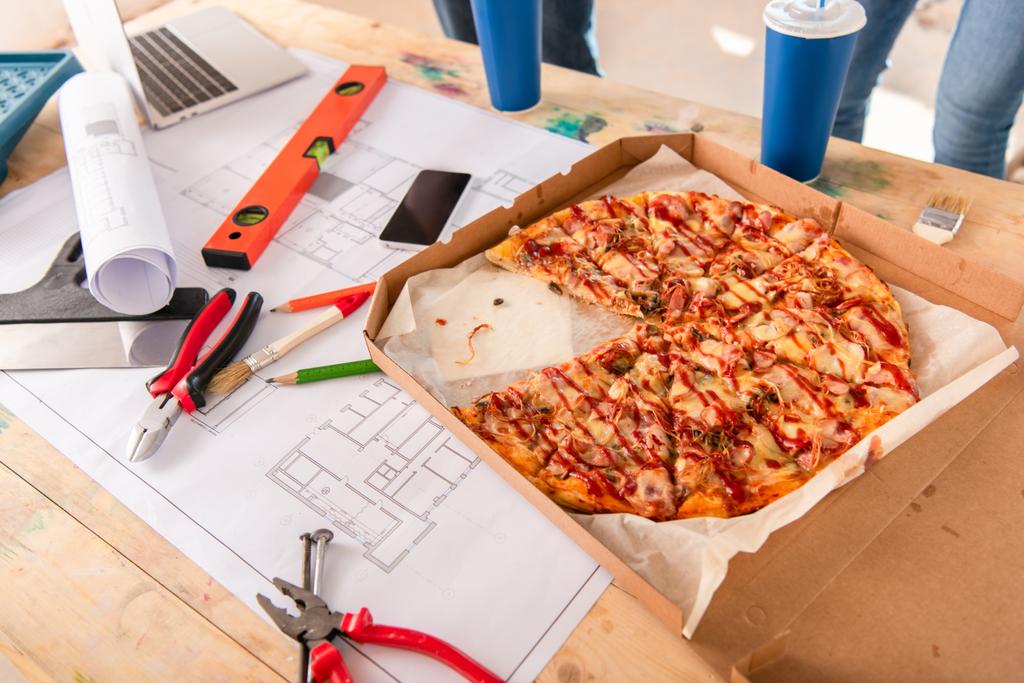 zár-megjelöl szemcsésedik-ból doboz pizza, szénsavas italokat, eszközök és smartphone az építési terv - Fotó, kép
