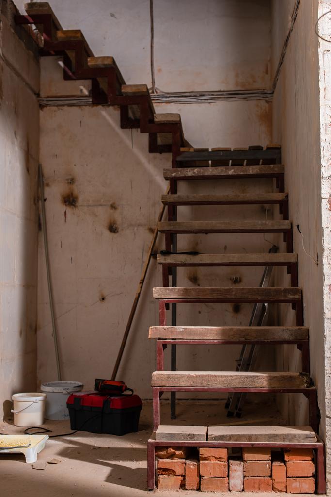 scala in casa grungy durante la ristrutturazione
 - Foto, immagini