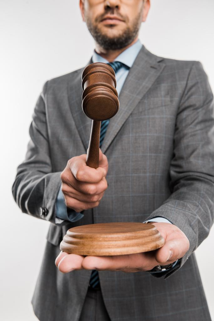 oříznutý snímek soudce drží dřevěné kladivo izolované na bílém  - Fotografie, Obrázek
