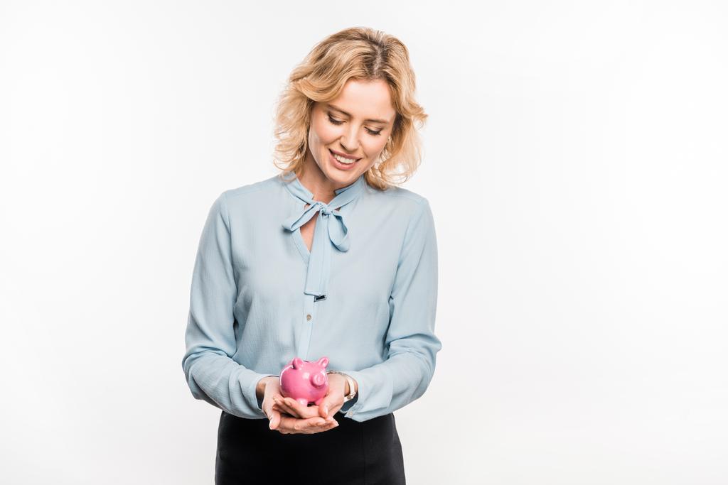 Happy podnikatelka drží růžové prasátko izolované na bílém  - Fotografie, Obrázek
