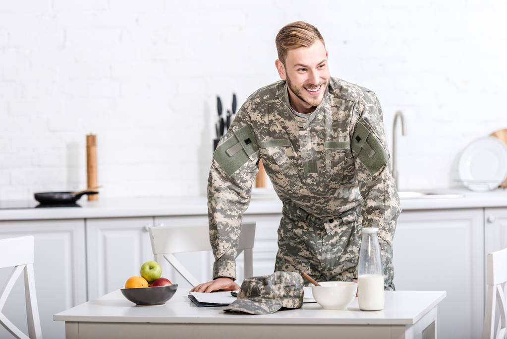 військовий солдат за кухонним столом сніданок
  - Фото, зображення