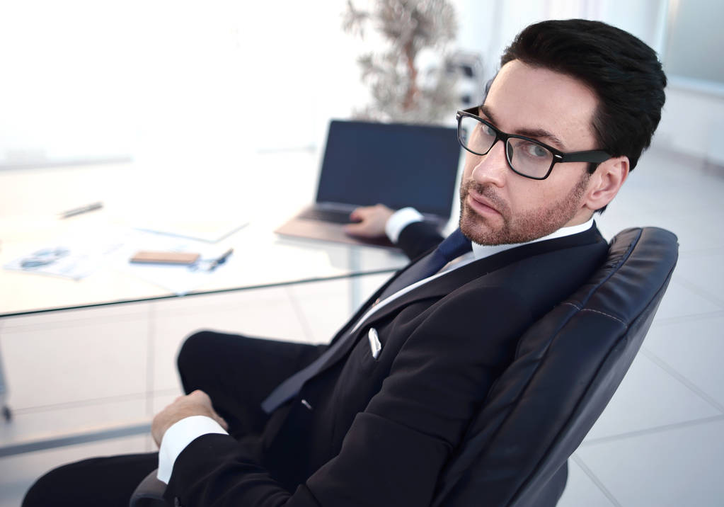 υπεύθυνο επιχειρηματία που κάθεται στο γραφείο του - Φωτογραφία, εικόνα