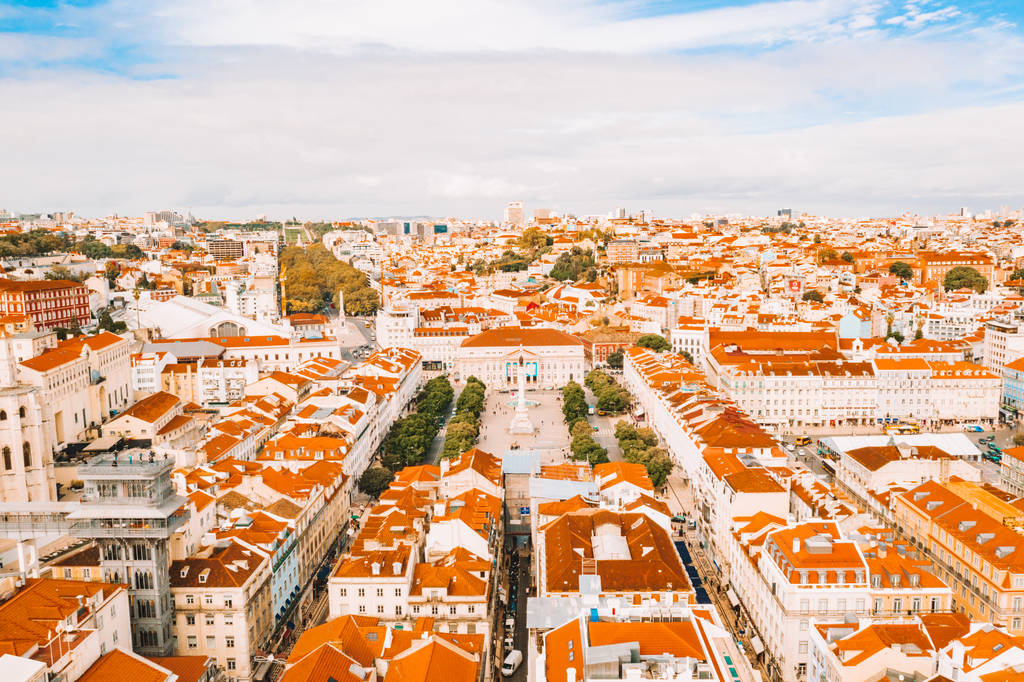 Вид с воздуха на старый центр Лиссабона с главной улицы, идущей прямо на Торговую площадь у залива
. - Фото, изображение