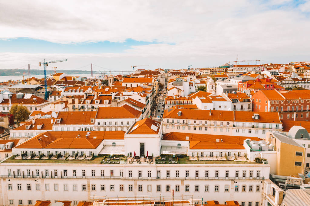 Vista aérea del casco antiguo de Lisboa con la calle principal que va directamente a la plaza de Comercio por la bahía
. - Foto, imagen