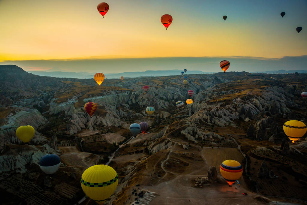 Kapadokya: Cappadocia sunrise - dağ güneş ışığı ve sis vadide üzerinde uçan sıcak hava balonları, yatay, at. Balon uçuş, taşıma, balon, c havadaki uçuş form eğlenceli renkli eğlenceli mavi gökyüzünde karşı - Fotoğraf, Görsel