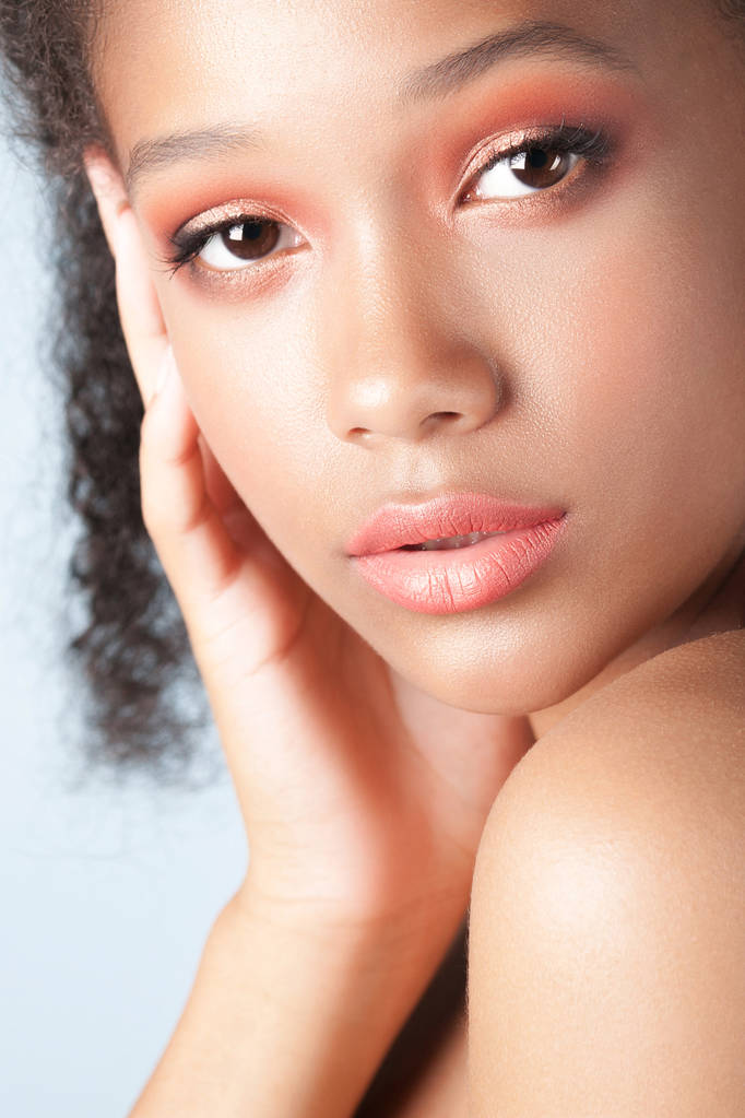 Молодая красивая черная девушка с чистой идеальной кожей крупным планом. Портрет красоты
 - Фото, изображение