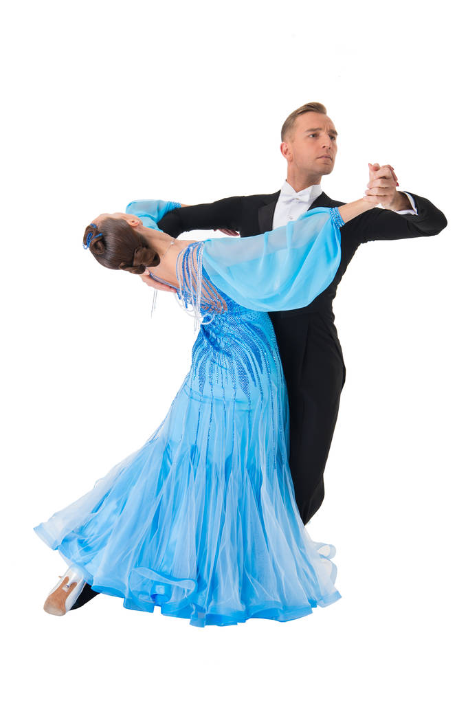 白い背景に分離されたダンスのポーズで社交ダンスのカップル。slowfox、ワルツ、タンゴ、クイック ステップを踊る社交官能的なプロのダンサー。ジャスト ダンスします。青いドレスの balrrom カップル. - 写真・画像