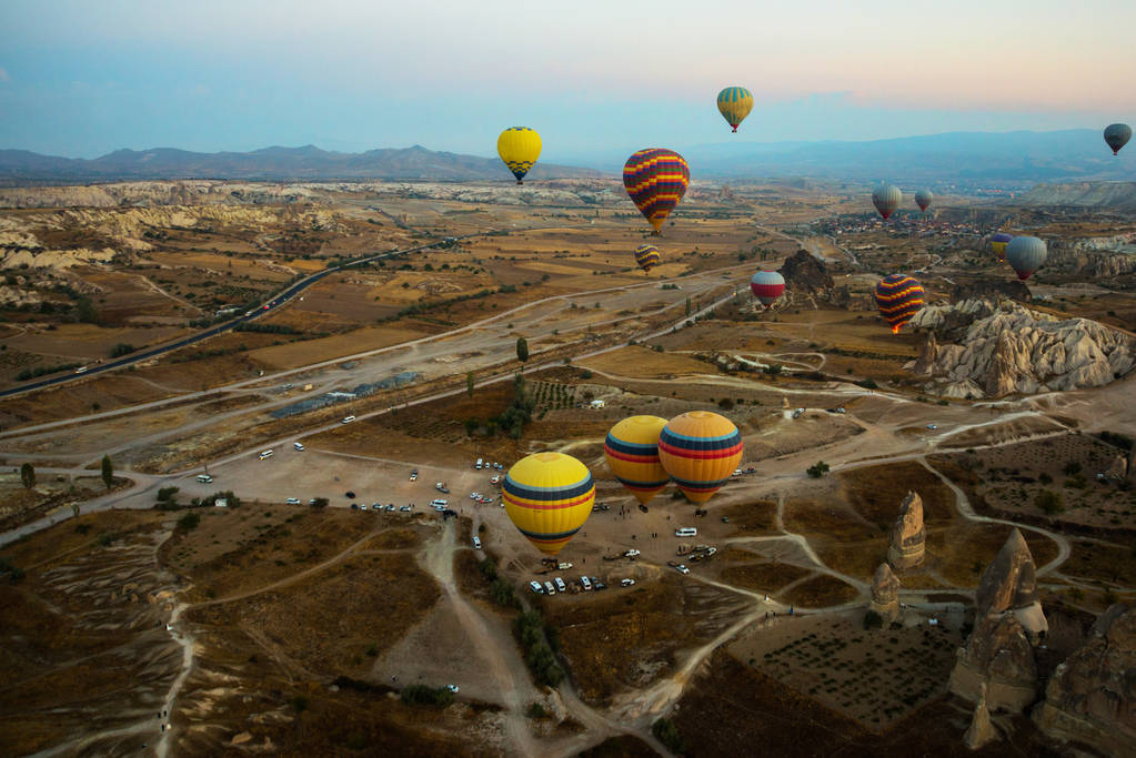 Καππαδοκία, Τουρκία: Πτήση αερόστατου στην αυγή, όμορφη θέα στα βουνά και τις μπάλες. Αερόστατο ζεστού αέρα πετώντας πάνω από το θεαματικό Καππαδοκίας κάτω από τον ουρανό. - Φωτογραφία, εικόνα