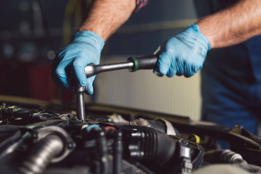 Ręce mechanika samochodowego w serwisie naprawy samochodów - Zdjęcie, obraz