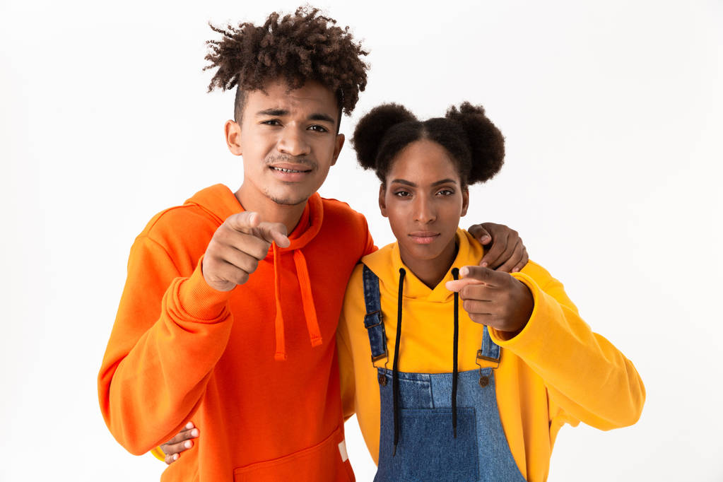 Immagine di uomo e donna afro-americani in abiti colorati che puntano il dito contro di voi isolati su sfondo bianco
 - Foto, immagini