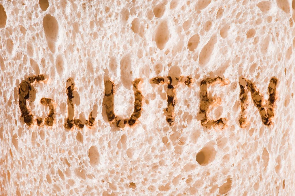 primer plano de rebanada de pan con signo de gluten quemado
 - Foto, Imagen