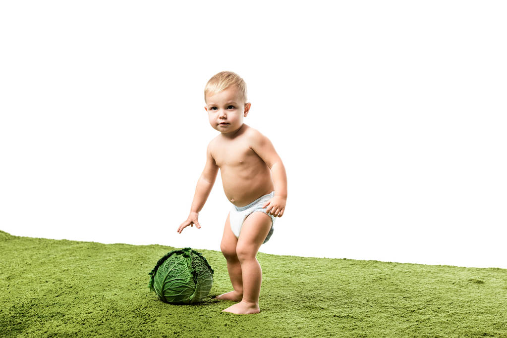 batole kluk s velkým zelí na zelený koberec izolované na bílém - Fotografie, Obrázek