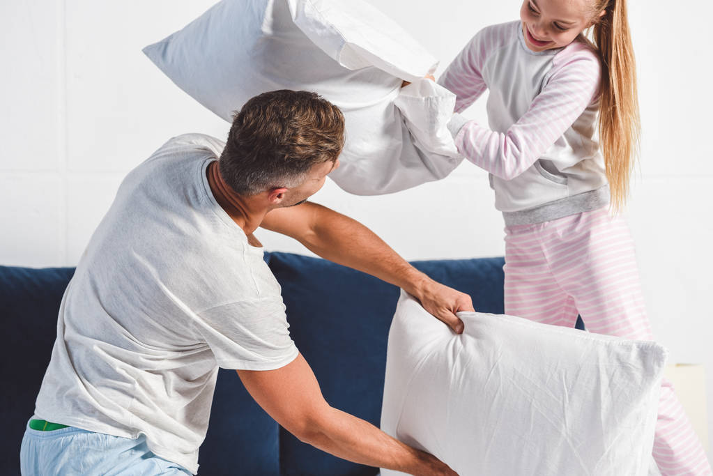 Papá e hija teniendo pelea de almohadas en casa
 - Foto, Imagen