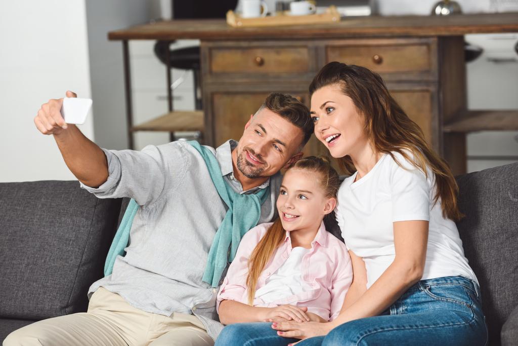 boldog családi figyelembe selfie a smartphone-ban nappali - Fotó, kép