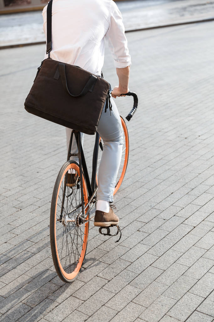 Φωτογραφία της φορώντας επίσημη ενδυμασία Καυκάσιος άνθρωπος 30s ιππασία ποδήλατο στο δρόμο της πόλης - Φωτογραφία, εικόνα