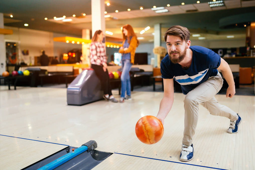 Amici felici divertirsi e divertirsi giocando a bowling insieme
 - Foto, immagini