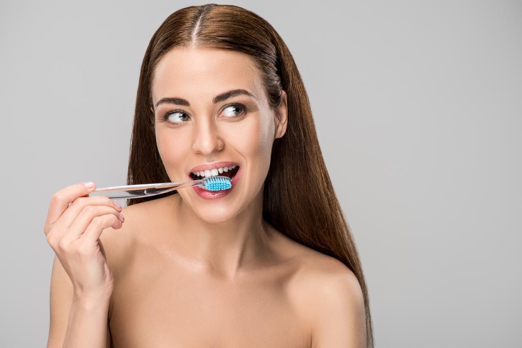 piękna kobieta z szczoteczka do zębów w ustach na szarym tle - Zdjęcie, obraz