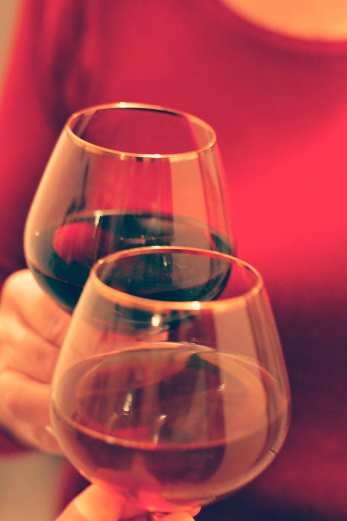 clinking copos de vinho em mãos beber vermelho vintage fundo
 - Foto, Imagem