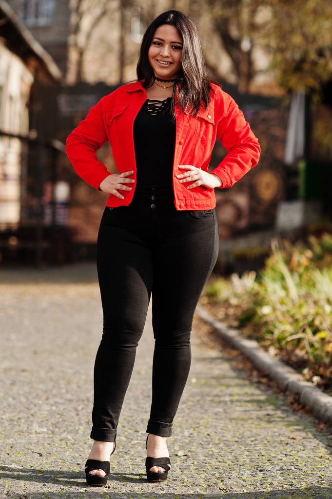 hübsche Latino-Model Mädchen aus Ecuador tragen auf schwarz-roter Jacke posiert auf der Straße.  - Foto, Bild