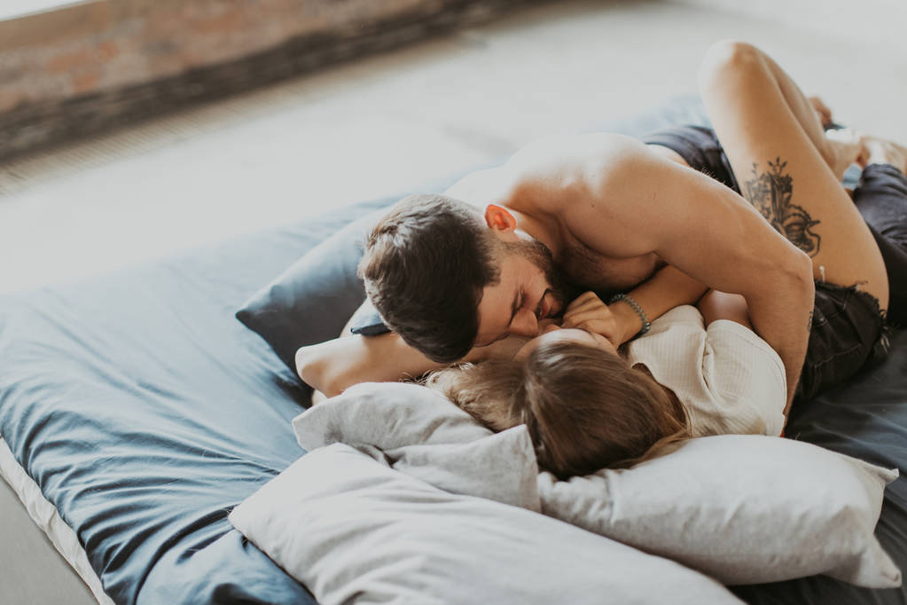 beau couple baisers dans lit
 - Photo, image