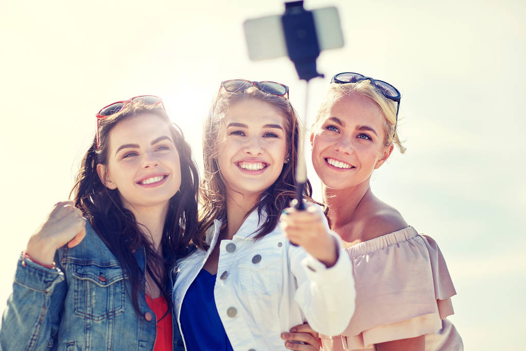 grupo de mujeres sonrientes tomando selfie en la playa
 - Foto, imagen