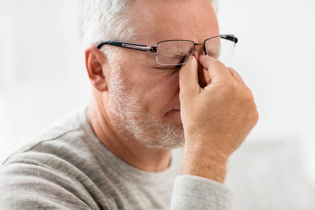 hombre mayor en gafas masaje nariz puente
 - Foto, imagen