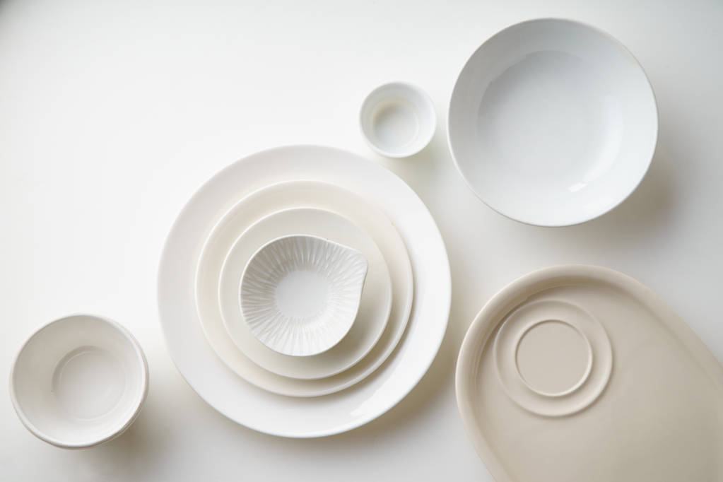 conjunto de pratos de porcelana isolado no fundo branco, close-up
  - Foto, Imagem