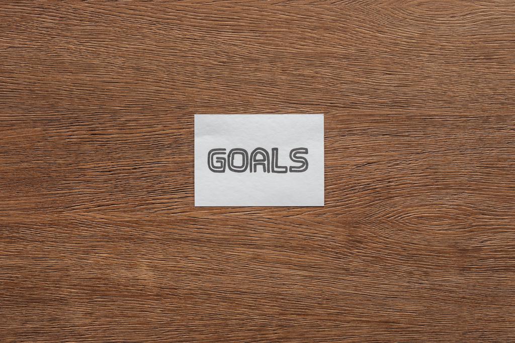 木製の背景を持つカードのレタリングの '目標' のトップ ビュー - 写真・画像
