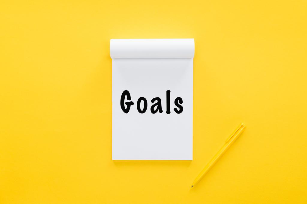 vue du haut du carnet avec "objectifs" mot sur jaune, concept d'établissement d'objectifs
 - Photo, image