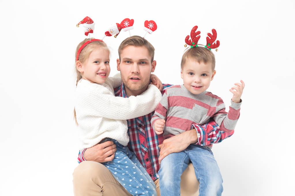 Komik Noel headbands beyaz arka plan üzerinde çocukları ile baba. - Fotoğraf, Görsel