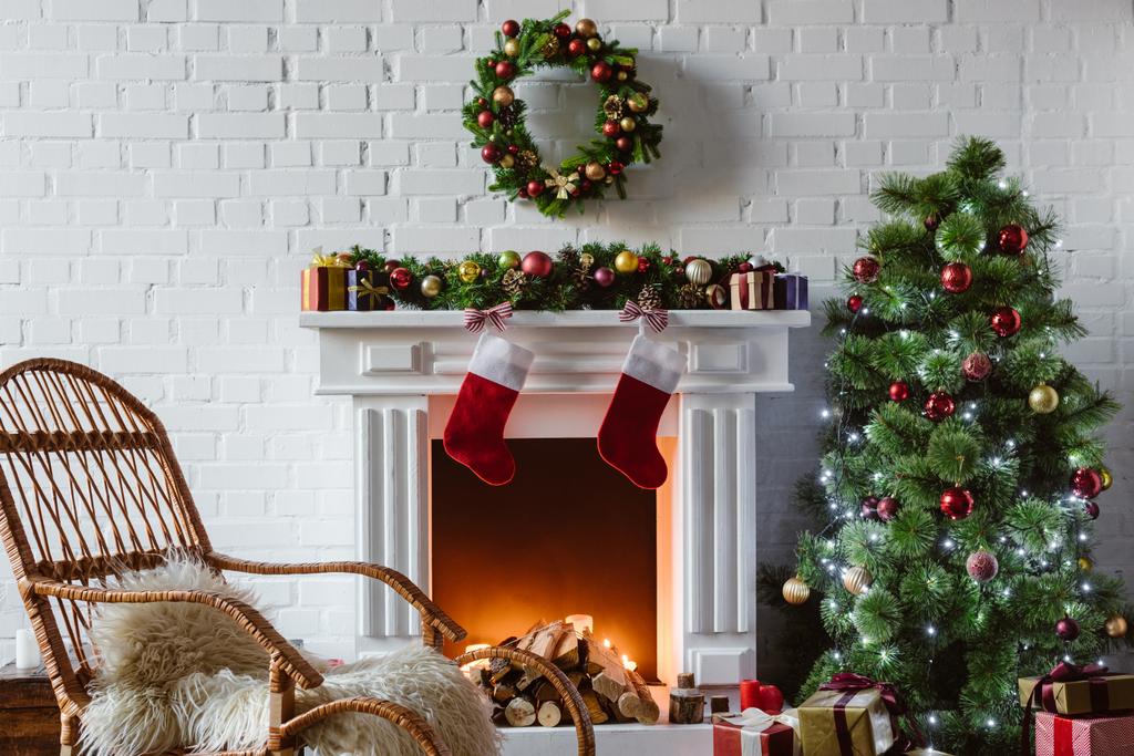 soggiorno con camino, sedia a dondolo e albero di Natale decorato
 - Foto, immagini