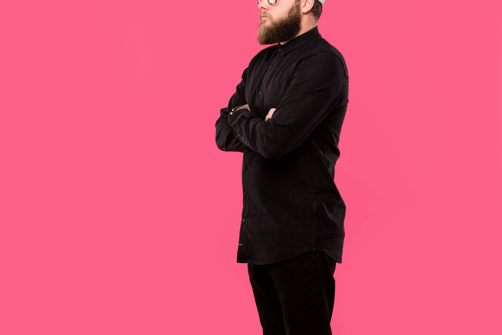 imagem cortada de homem hipster barbudo posando com braços cruzados isolados em rosa
 - Foto, Imagem