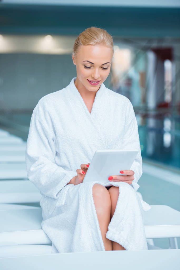  Mulher bonita sentada em roupão de banho com tablet digital
  - Foto, Imagem