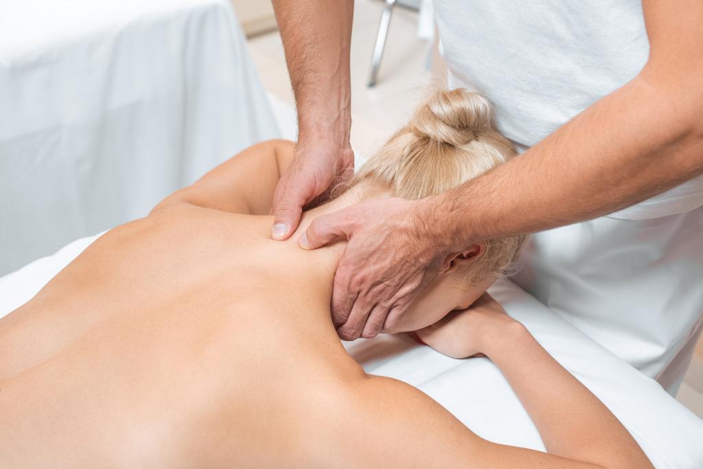 masseur masculin faisant massage du cou à la femme dans le spa
 - Photo, image