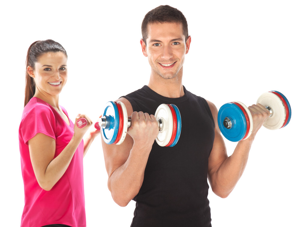 junges Paar trainiert gemeinsam mit Gewichten - Foto, Bild