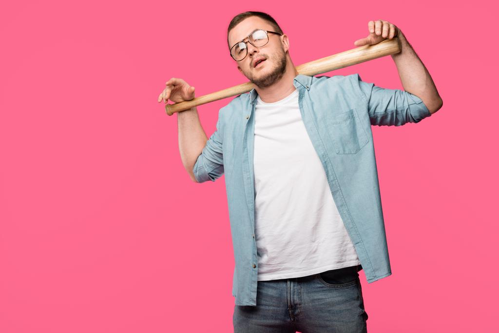 junger Mann mit Brille, Baseballschläger auf den Schultern und Kamera isoliert auf rosa - Foto, Bild