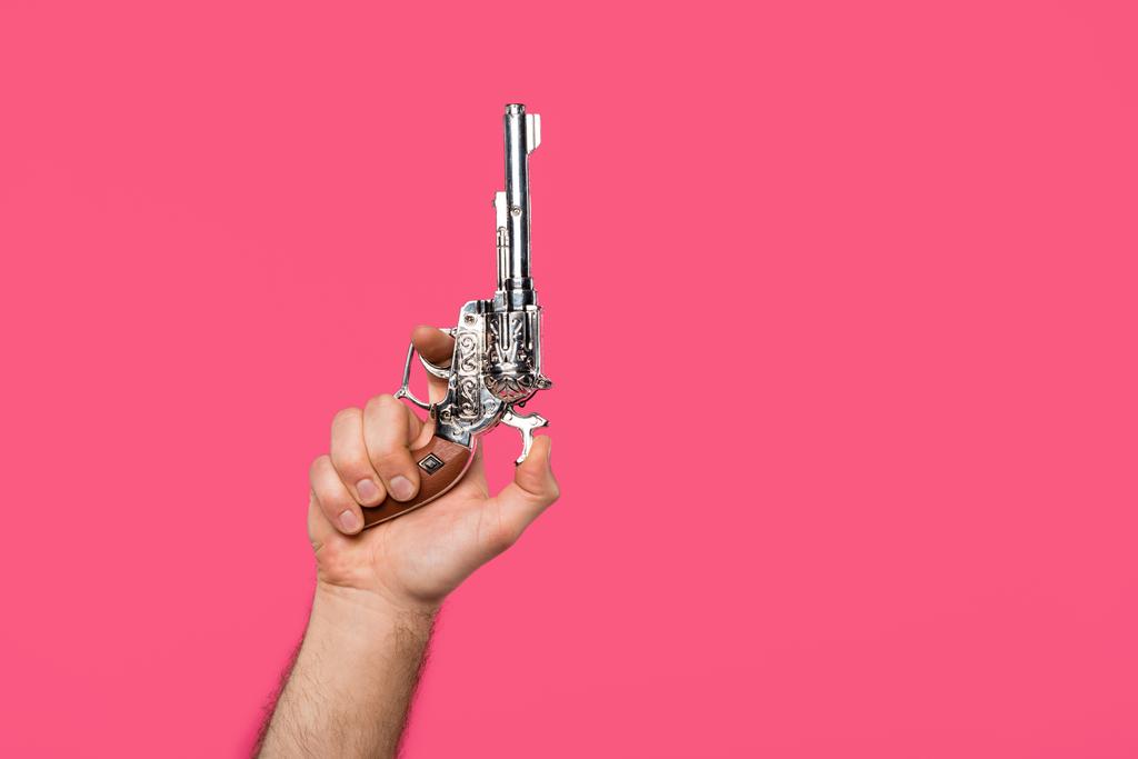 pink izole tabanca tutan adamın kırpılmış atış - Fotoğraf, Görsel