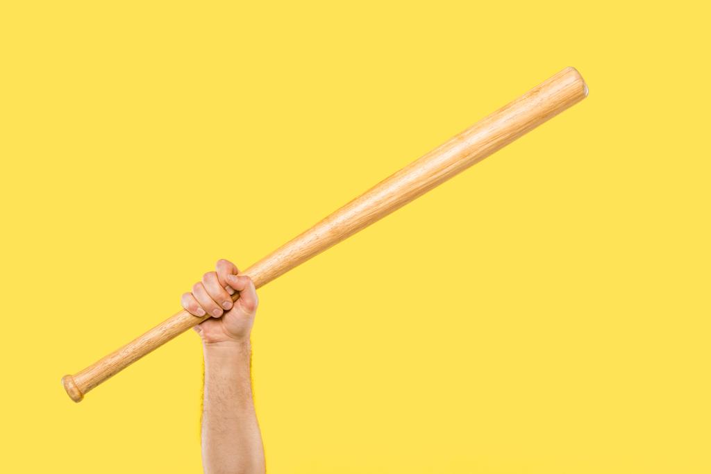 περικοπεί shot του προσώπου που κρατάει ρόπαλο του μπέιζμπολ που απομονώνονται σε κίτρινο - Φωτογραφία, εικόνα