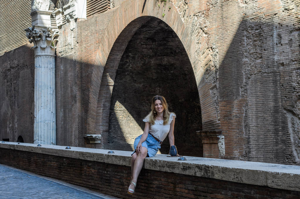 Menina encantadora jovem senta-se no parapeito sobre as ruínas do Panteão em Roma, Itália
 - Foto, Imagem