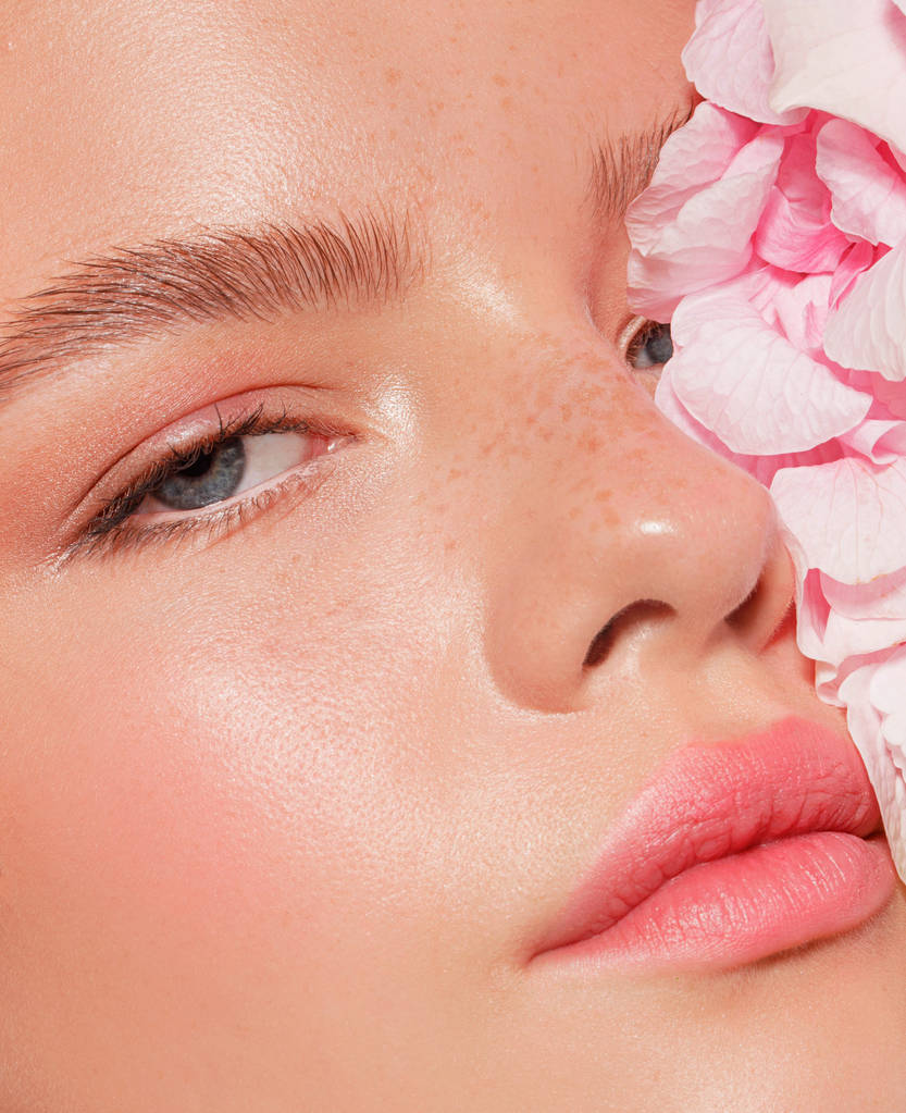 modelo loira bonita com maquiagem nua e flores rosa, close-up
 - Foto, Imagem